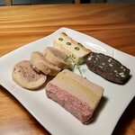 洋惣菜 亀洋 - 奥の黒いのが、豚の血を使わないブータンノワール風テリーヌ