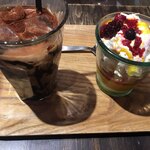 コミンカフェ - お連れちゃんのアイスドリンクと、
パフェ