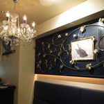 SALONE 2007 - ミッドナイトブルーのシックな内装に鈍色ゴールドのアクセント