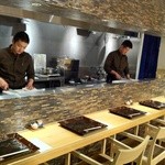 Nihonryouri Tsuruma - カウンター席では目の前で調理中の職人技がご覧になれます♪