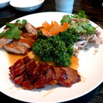 粤和軒 - 冷菜拼盆（前菜盛合せ） 豉油鷄・砂薑鷄・叉燒 実は隣のテーブルには偶然広東人が（笑） 豉油鷄を註文してたので へぇ～、そんなものがあるんだぁ と思って菜單確認したら載ってません こりゃ内輪向けのお料理