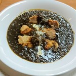 シャムロック - チキンじんじゃーカレー。チキンがトッピングされてます。