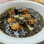 シャムロック - オリジナルのタレに付け込んで焼きあげた、香ばしくてジーシーな鶏肉がトッピングされてます。
