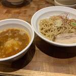 eiTo 8 - 料理写真:濃厚海老ワンタンつけ麺　1,000円。濃厚な海老の味がちょうど良いです。その後のほど良い辛さがまたとても美味しいですね。