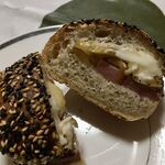 Pane Ho Maretta - 焼きりんご×クリームチーズ×ボロニアソーセージ×ハニーバルサミコのバンズ ¥280+税