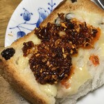 菜館Wong - 食べるラー油（パンに乗せてみました）