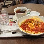 カフェ・ド・クリエ - ベーコンとナスのトマトソーススパゲッティとダージリンティー