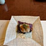 和匠よし乃 - 焼き物　フグ刺身炙り、フグ白子炙り、醤油仕立てのジュレ和えをスパイシー岩塩を絡めて