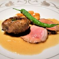 アピシウス - シストロン産仔羊　モモ肉のロティとクレピネット（網脂）の包み焼き