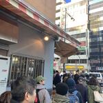 秋田屋 - 開店を待つ同志たち