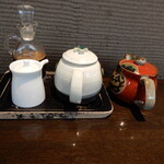 馬酔木 - カウンター上の調味料です。