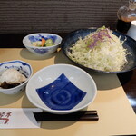 馬酔木 - キャベツ、サラダ、お漬物が先に、健康の理に叶った食べ方での提供です。