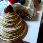 ケーキハウス・アプリコット - 和栗のモンブラン、フルーツロール