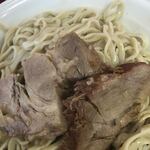 ラーメン二郎 茨城守谷店 - 今回の豚ちゃんは柔らかくて好み、前回の豚マシ5個は多いからせいぜい4個がまでが良いな、たたが1個差と思うかもだけど、ギリギリになってくるとこの1個がめっちゃキツい( ^ω^ )