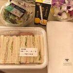 Kuyou An - 予約しておいたサンドイッチ。
                        サラダも付いています。