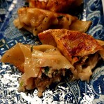 はるな庵 - 餡がしっかりと入った肉餃子。
