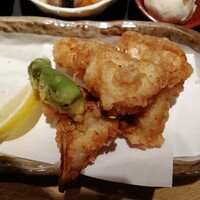 焼きふぐ 優ふく 北新地店 - メインのふぐの唐揚げ。めちゃくちゃ良い色に揚がっていて、とてもおいしそう。