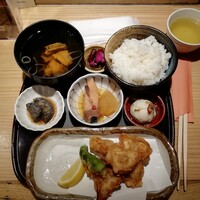 焼きふぐ 優ふく 北新地店 - ふぐ唐揚げ定食（税込1,000円）の全景。消費税10％でこの価格は、とても頑張ってらっしゃると思います。