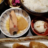 焼きふぐ 優ふく 北新地店 - 左がまぐろと大根煮、右がマッシュポテトのアンチョビソース掛け。
                    マッシュポテトがとてもおいしかったです。
                    まぐろ煮は多少パサツキ感があるのは否めませんでした。