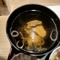 焼きふぐ 優ふく 北新地店 - ふぐあらのお吸い物。おいしいけれど、もう少しダシがしっかり出ていたら、よりうれしい。