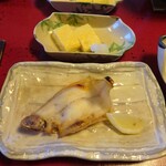 望洋樓 - 朝食：笹カレイの干物、出汁巻き玉子