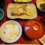 望洋樓 - 朝食：羽釜ご飯、しじみの味噌汁、笹カレイの干物