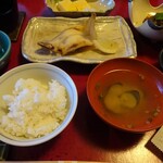 望洋樓 - 朝食：羽釜ご飯、しじみの味噌汁、笹カレイの干物