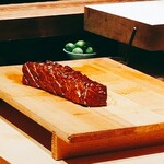 初音鮨 - 大トロ 漬け 藁炙り   牛肉に見えてきた(○_○)！！