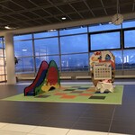 Elbezeit Food Drinks - お店の横には子供の遊び場が♪