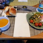 MIDO RESTAURANT PIC NIKA - ランチのサラダバー、スープとパン