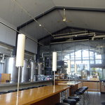 入ってすぐにバーがあります