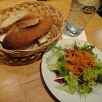 ランチに付いて来るサラダとパン