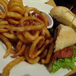 スパイシーチキン、ベーコン、ブルーチーズソースのチャバタサンド