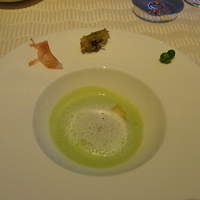 オチェーアノ - グリンピースのスープ フレッシュチーズのラヴィオリとハモンセラーノと山菜のブリットを添えて