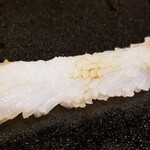 Kani Yoshi - 松葉蟹・脚のお造り
                        3ヵ所ほどスポイトで醤油を1滴たらして頂きます。
                        口に入れると軟らかく艶かしい食感、豊潤な日本海の旨みが素晴らしい。
                        経験したことの無い蟹刺し、究極かも知れない