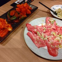 肉匠 みつ平 - 塩タンとキムチ盛り合わせ