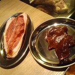 Horumon Gyangu - アゴ肉（左）、レバー（右）
