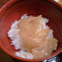 徳うち山 - ご飯の上にのせた漬け鯛刺し