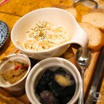 本町ココバル55酒場 - 前菜盛り。　レバーペースト・サラダスパゲティ・揚げ茄子マリネ。
            バケットが一人一切れぐらいしかないのが残念！