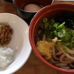 阿波郷土料理 彩 - うどんは冷でいただきました。　温泉卵も添えて