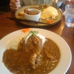 イクイップメントフロア - キーマと、向こうがオム。