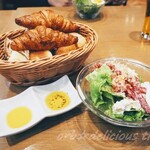 Le Bar a Vin 52 AZABU TOKYO - ランチセットのパン&ミニサラダ