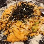 若大将 - うにチャーハン、美味！白い粉はパルメザンチーズ。