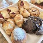 Boulangerie 粉桜 - 購入品。奥３つのアマンドショコラがお気に入り♡