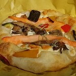 サーモンとキノコのチーズピザです