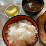 スズラン - ごはん、大根の赤出し、たくあん