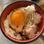 スズラン - ごはんに目玉焼き乗っけて醤油をかけて
目玉焼き丼にしました！ちょっと貧乏臭いが旨い(笑)