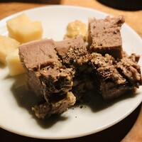 カルネジーオ イースト - お通し：豚タンとチーズ