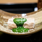 安久 - 焼き葛豆腐 白餡を牛乳で伸ばした抹茶のソース