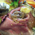 割烹　若鮨 - 綺麗に盛り付けられたローストビーフ